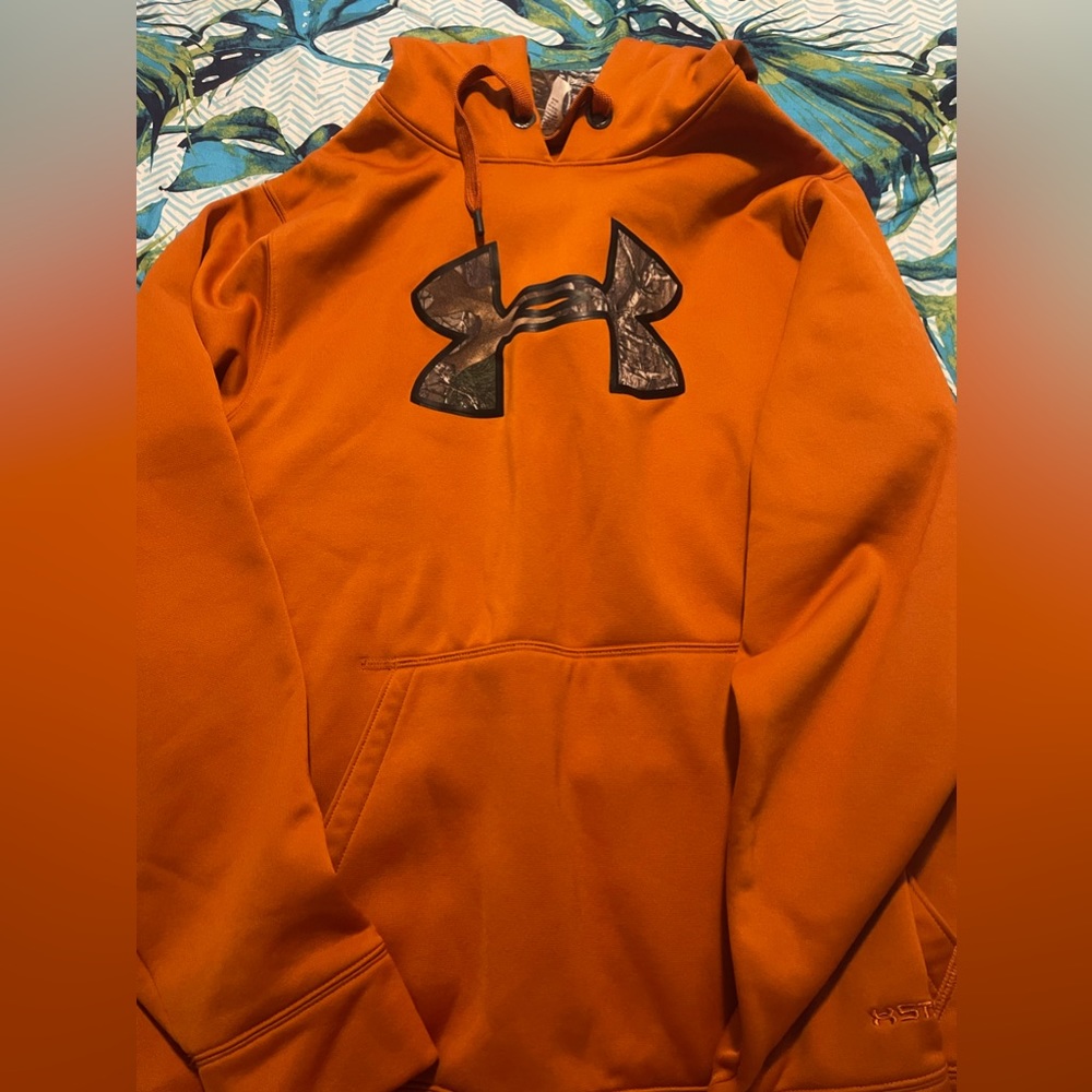 Men’s size medium under armour hoodie